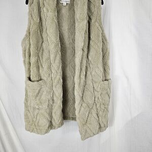 Koolaburra by UGG Embossed Cozy Sherpa Fleece Vest Pelican | Jender Women's XL